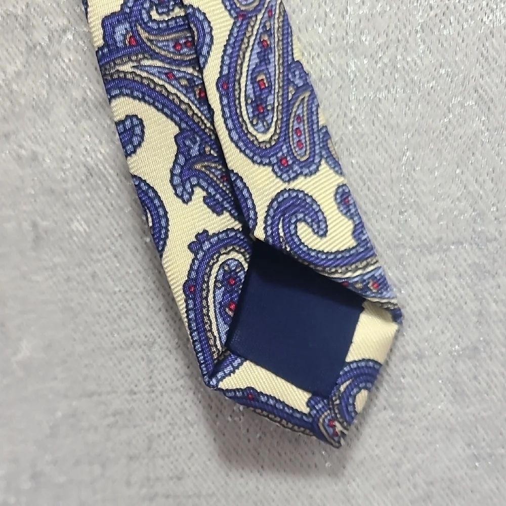 100% Silk MARC LEWIS Paisley Tie in‎ Navy and Cream Imported From ITALY